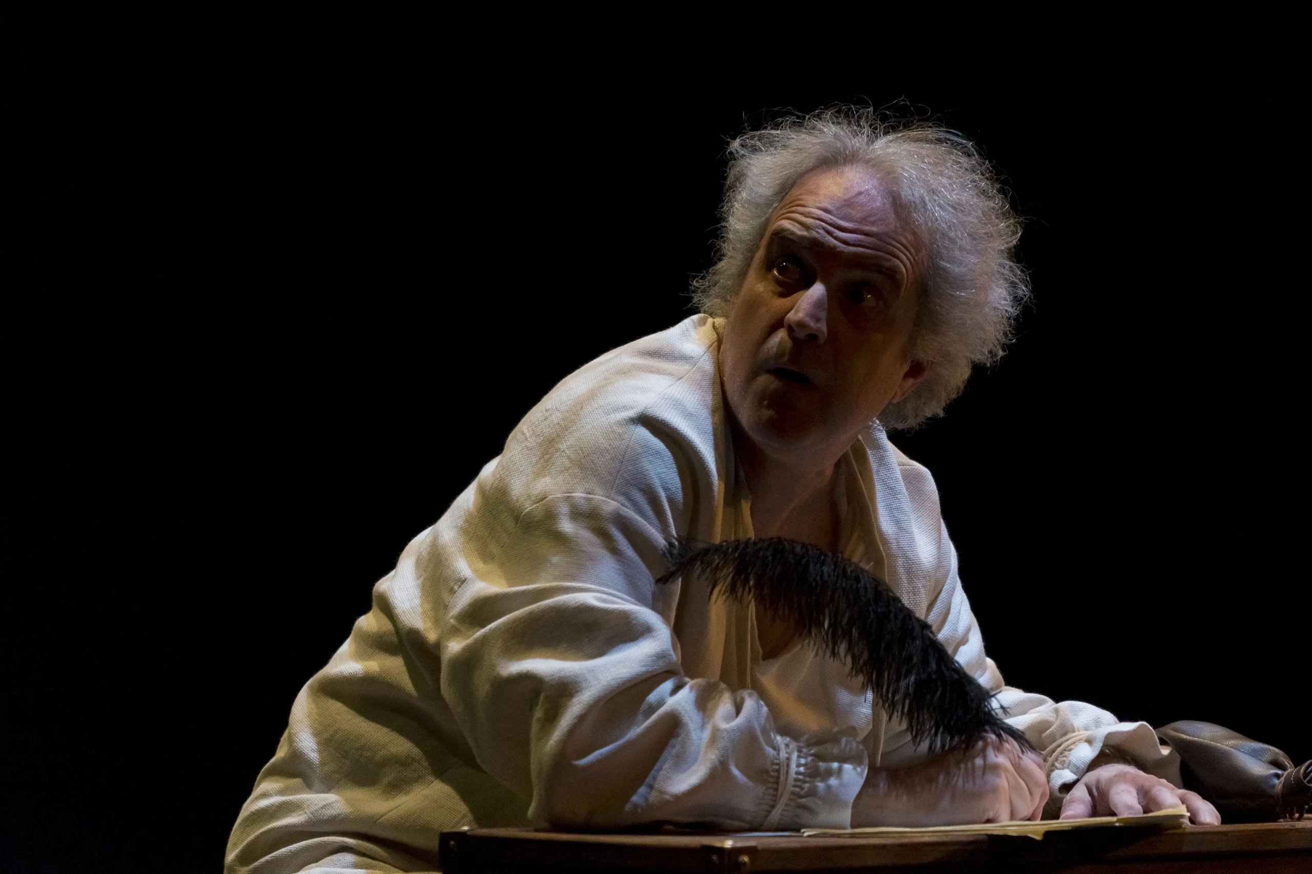 Escena de 'L'increïble assassinat d'Ausiàs March', espectáculo de CRIT Companyia de Teatre (foto: Vicente A. Jiménez)